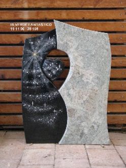 Abstrakte Stein-Skulptur, die eine Galaxie darstellt.