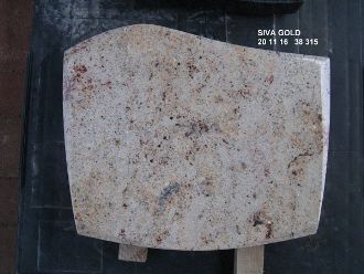 Heller liegender Grabstein mit gesprenkelter Oberfläche in Beige- und Brauntönen.