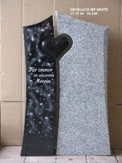 Ein eleganter Grabstein mit Herz und Sternen, der die Worte 'Für immer in unseren Herzen' trägt.