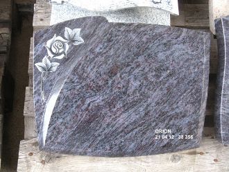 Violett-grauer Grabstein mit Rosenrelief und polierter Oberfläche.