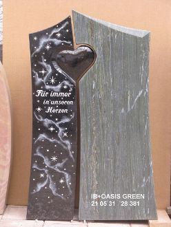 Grabstein mit Herz und Sternenmotiv, Inschrift 'Für immer in unseren Herzen'