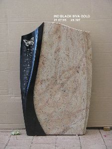 Grabstein in indischem Schwarz und Biva Gold mit dekorativen Elementen.