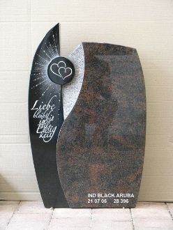 Grabmal mit Herzmotiv und Inschrift 'Liebe bleibt in unseren Herzen'