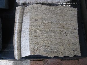 Rechteckiger Grabstein mit waagerechter Maserung in Sandfarben und abgerundeter Ecke.