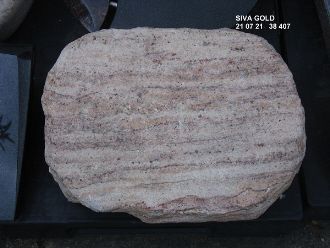 Ovaler Grabstein in hellen Erdtönen mit feiner Linienstruktur und polierter Oberfläche.