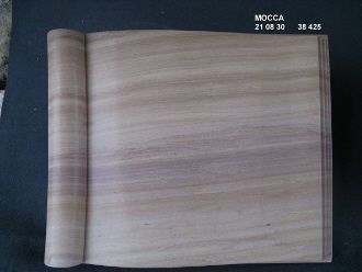 Rechteckiger Grabstein in sanften Beige- und Brauntönen mit feiner horizontaler Linienstruktur.