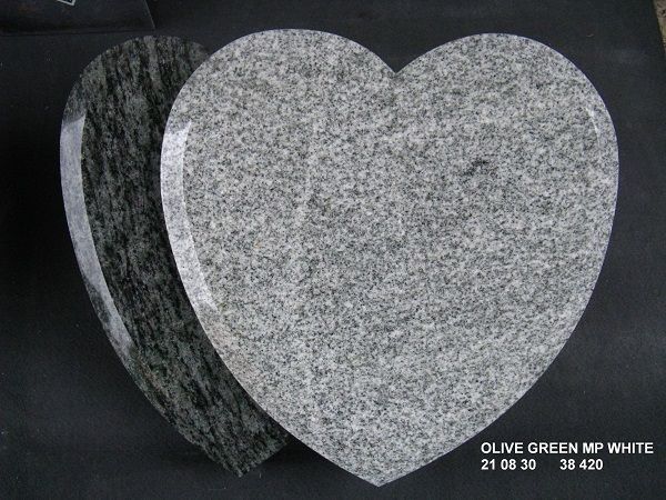 Herzförmiger Grabstein aus grauem Granit mit feiner Körnung und polierter Oberfläche.