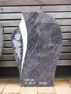 Gravierte Granitstele mit Rosenmuster und eleganter Form.