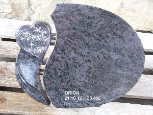 Runde Grabsteinform in Yin-Yang-Optik mit polierten Kontrasten in Schwarz und Rotbraun.