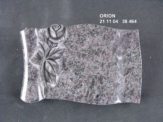 Granitgrabstein mit Rose in Relief und rötlicher Sprenkelung auf grauem Grund.