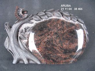 Ovaler Grabstein mit kräftiger Rot-Schwarz-Maserung und floraler Rahmenverzierung.