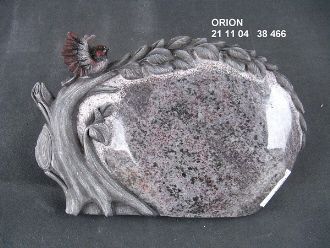 Ähnlicher Grabstein wie 2414, jedoch in hellerem Farbton und grauer Steinmaserung.