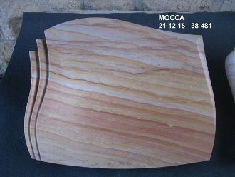 Hell beiger Grabstein mit geschwungener Oberkante und feiner, an Holz erinnernder Linienstruktur.