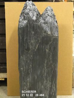 Schieferblock mit unregelmäßiger, gezackter Oberseite, Maße 38x15x95 cm, vor braunem Hintergrund