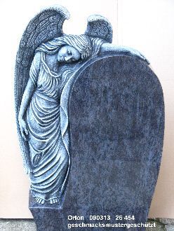 Trauernder Engel lehnt sich an einen großen, leeren Grabstein