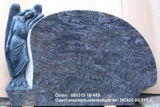 Grabstein aus dunklem Granit mit einer Engelsfigur, die sich an die linke Seite lehnt