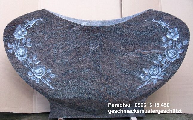 Grabstein aus dunklem Granit mit einer Engelsfigur, die sich an die linke Seite lehnt