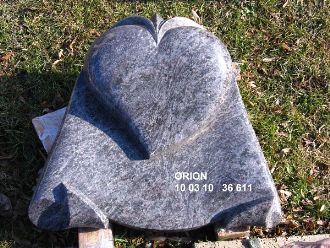 Herzförmiger Grabstein in grauer Marmorierung mit glatter Oberfläche und polierter Kante.