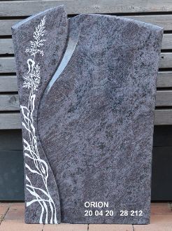 Grabstein aus grauem Granit mit weißer Pflanzengravur links und der Inschrift 'ORION 20 04 20 28 212' unten rechts