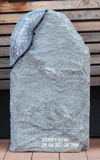 Serpentinskulptur mit einer glatten, bemalten Fläche oben links mit Sternen und Text, Maße 50x15x85 cm