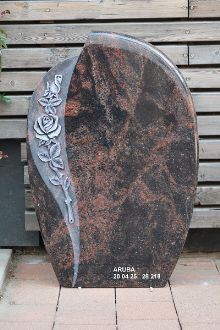 Grabstein aus dunklem Granit mit eingravierter Rose und den Daten '20 04 25 28 218'