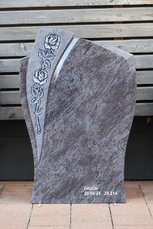 Grabstein aus grauem Granit mit eingravierten Rosen an der linken Seite und der Inschrift 'ORION 20 04 25 23 214'
