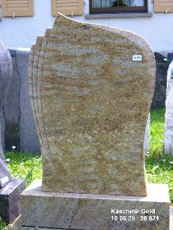 Grabstein aus Kashmir Gold Granit mit geschwungener Form auf einem rechteckigen Sockel