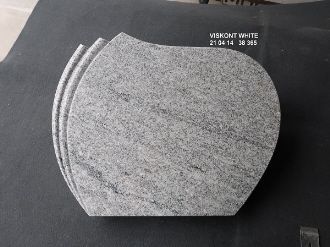 Moderner Grabstein mit asymmetrischer Form in Grautönen und schlichter Linienstruktur.