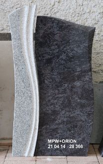 Grabstein mit geschwungener Trennung aus hellem und dunklem Stein, beschriftet mit 'MPW ORION 21 04 14 28 366'