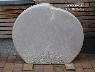 Runde ozeanbeige Stein Skulptur mit einzigartigem Design