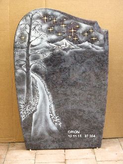 Grabstein mit Gravur eines nächtlichen Landschaftsbilds, Sternenhimmel mit Sternbild Orion, Baum und Weg, Maße 55x13x80 cm