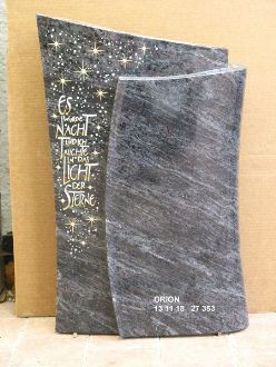 Zwei graue Grabsteine mit Sternenmotiv, einer mit der Inschrift 'Es ist keine Nacht, durch welche uns das Licht der Sterne'