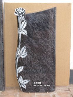 Grabstein aus schwarzem Granit mit eingravierter weißen Rose und der Inschrift 'ORION 14 02 03 27 368'