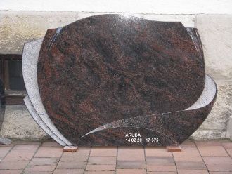 Gravierte Granitplatte mit einzigartigem Design und Farbkombination.