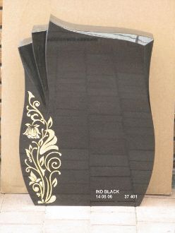 Schwarzer Grabstein mit geschwungener Oberkante und goldfarbenem floralem Muster links, Maße 50x12x70 cm