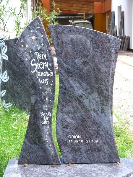 Grabstein aus dunklem Granit mit der Inschrift 'Dein Stern leuchtet uns, danke für alles' und Namen 'ORION 14 06 10 27 439'