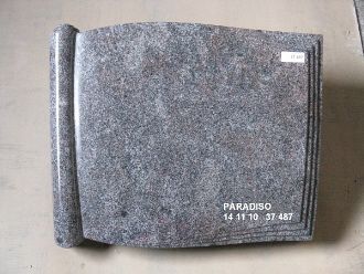 Rechteckiger Grabstein mit eingerollter Seitenkante und homogener grauer Struktur.