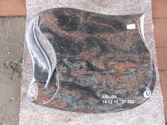 Grabplatte aus dunklem Granit mit einer eingravierten Feder und der Aufschrift 'ARUBA 14 12 18 37 502'