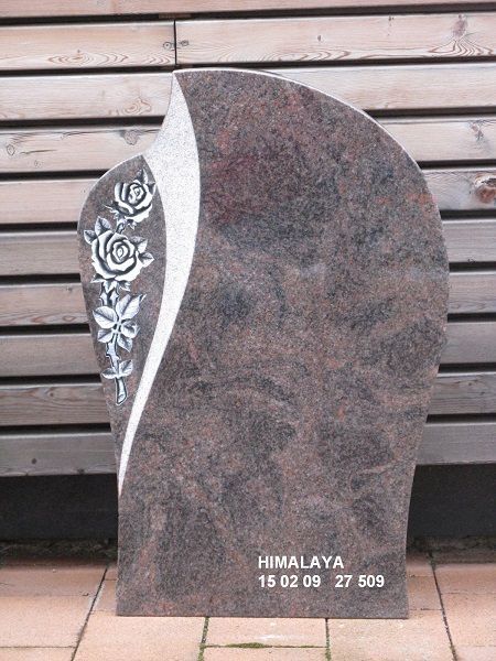 Grabstein aus Himalaya-Granit mit geschwungener Form und eingravierten Rosen auf der linken Seite
