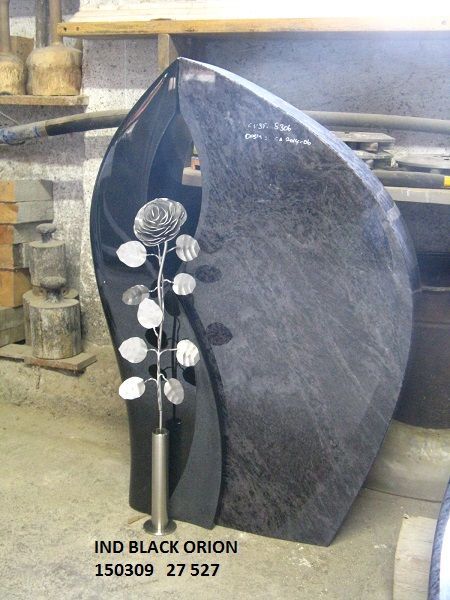 Schwarzer Grabstein mit geschwungener Form und Metallrose in Vase, Maße 55x14x80 cm, Modell 'IND BLACK ORION'