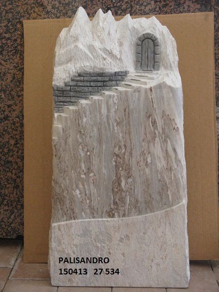 Skulptur aus Palisandro-Holz zeigt eine Berglandschaft mit Treppe und Tür in einer Felswand, Maße 43x16x83 cm