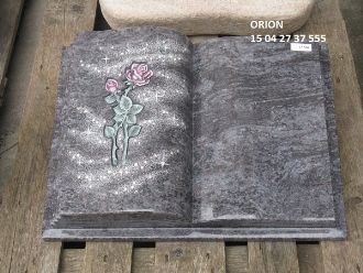 Aufgeschlagenes graues Grabmal in Buchform mit eingravierter Rosenblüte auf der linken Seite