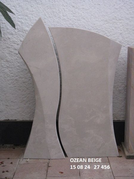 Zwei beige Steinplatten mit geschwungenen Kanten, nebeneinander stehend vor einer weißen Wand
