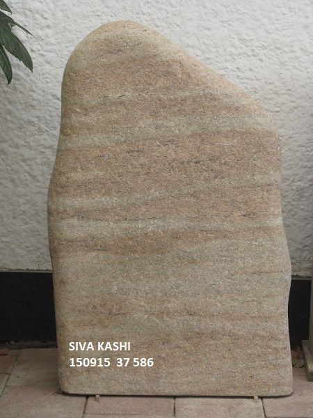 Eine natürliche Sandsteinskulptur mit sanften Farben und organischen Formen.