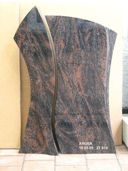 Ein einzigartiges Kunstwerk aus schwarzem Granit mit rötlichen Adern.