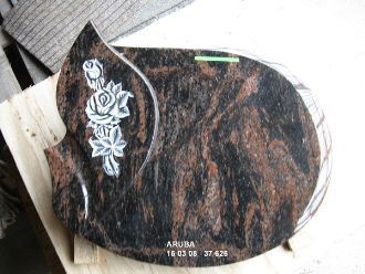 Grabplatte aus dunklem Granit mit eingravierten weißen Rosen und den Maßen 55x45x6 cm