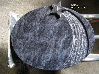 Runder Grabstein aus dunklem Granit mit eingraviertem Stern und Sternbild Orion, Maße 55x45x6 cm