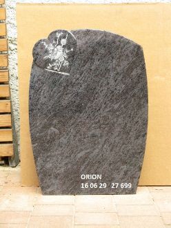 Granitsäule mit Herzmotiv und Inschrift ORION