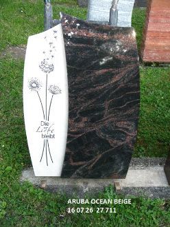 Grabstein aus Aruba Ocean Beige, mit Blumenmotiv und Inschrift 'Die Liebe bleibt'