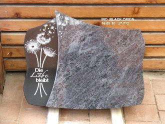 Grabstein aus schwarzem und grauem Stein mit Gravur von Pusteblumen und dem Text 'Die Liebe bleibt'